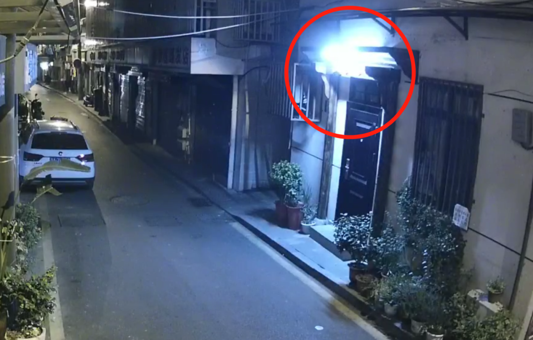 暖心!超市女老板為晚歸女孩留燈10年 湖南一超市女老板為晚歸女孩留燈近10年!網友:是夜空中最亮的星