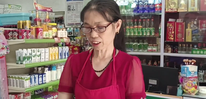 暖心！超市女老板為晚歸女孩留燈10年