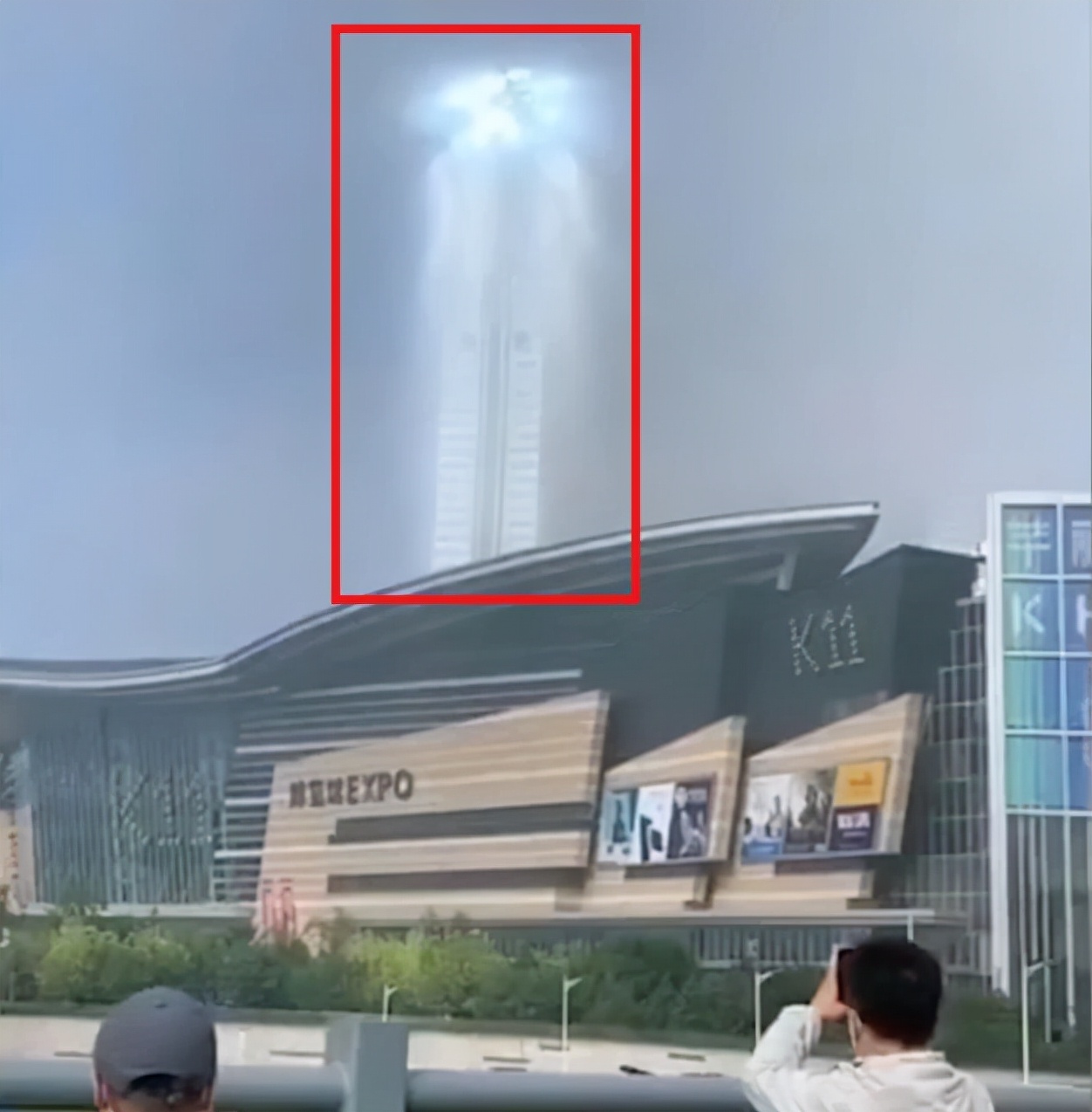 沈陽天空出現巨型光柱，猶如“天梯”，難道真的有外星人