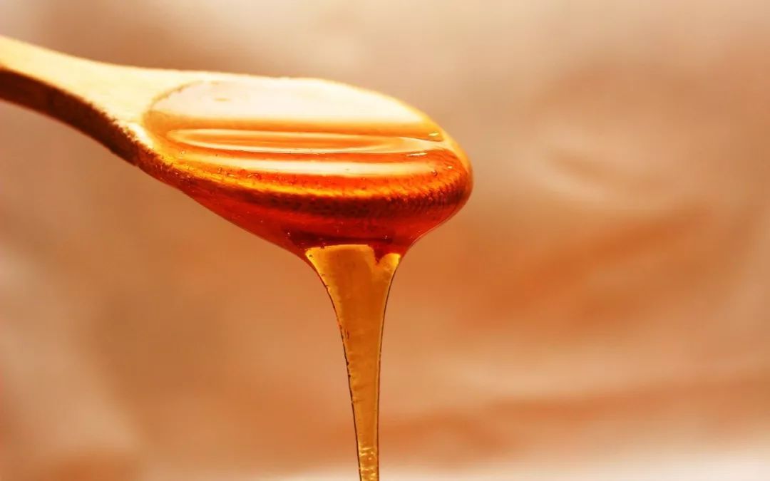 早春蜜蜂進粉是蜂王產(chǎn)卵了嗎（蜜蜂大量采粉說明什么）